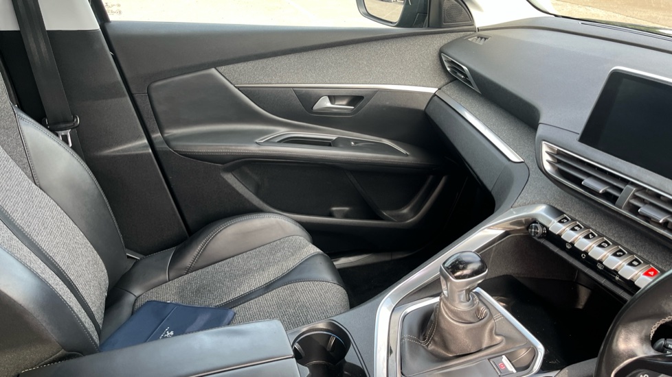 Peugeot 3008 1.2 PureTech Allure 5dr Petrol Estate - Image 14