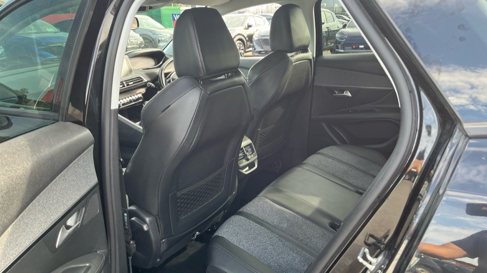 Peugeot 3008 1.2 PureTech Allure 5dr Petrol Estate - Image 16