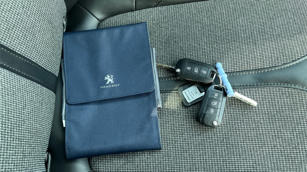 Peugeot 3008 1.2 PureTech Allure 5dr Petrol Estate - Image 19