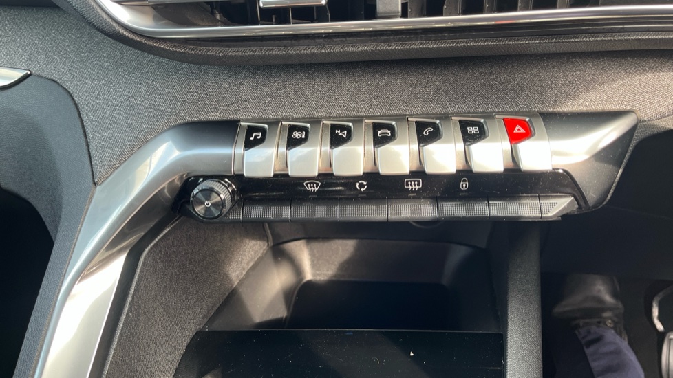 Peugeot 3008 1.2 PureTech Allure 5dr Petrol Estate - Image 22