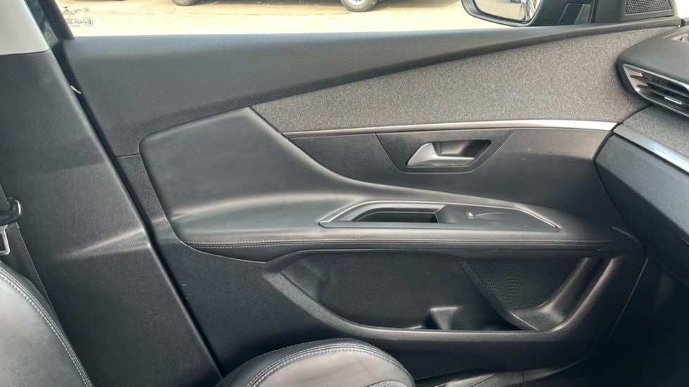 Peugeot 3008 1.2 PureTech Allure 5dr Petrol Estate - Image 24