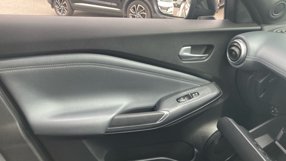 Nissan Juke 1.0 DiG-T N-Connecta 5dr Petrol Hatchback - Image 23