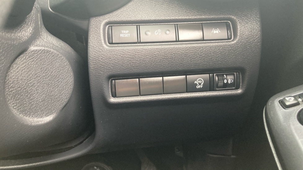 Nissan Juke 1.0 DiG-T N-Connecta 5dr Petrol Hatchback - Image 25