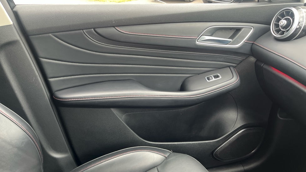 MG HS 1.5 T-GDI Exclusive 5dr Petrol Hatchback - Image 24