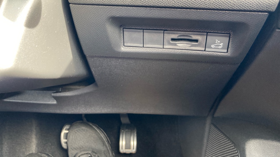 Peugeot 408 1.2 Hybrid 136 GT 5dr e-DSC6 Petrol Hatchback - Image 24