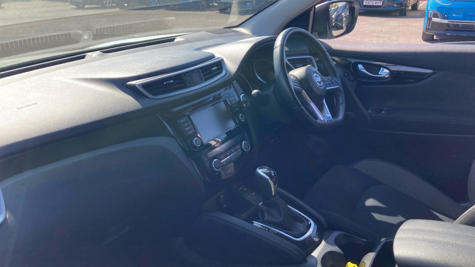 Nissan Qashqai 1.3 DiG-T 160 [157] N-Connecta 5dr DCT Glass Roof Petrol Hatchback - Image 9