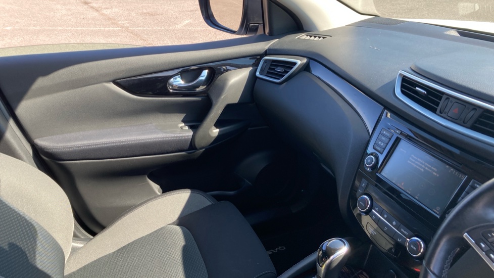 Nissan Qashqai 1.3 DiG-T 160 [157] N-Connecta 5dr DCT Glass Roof Petrol Hatchback - Image 14