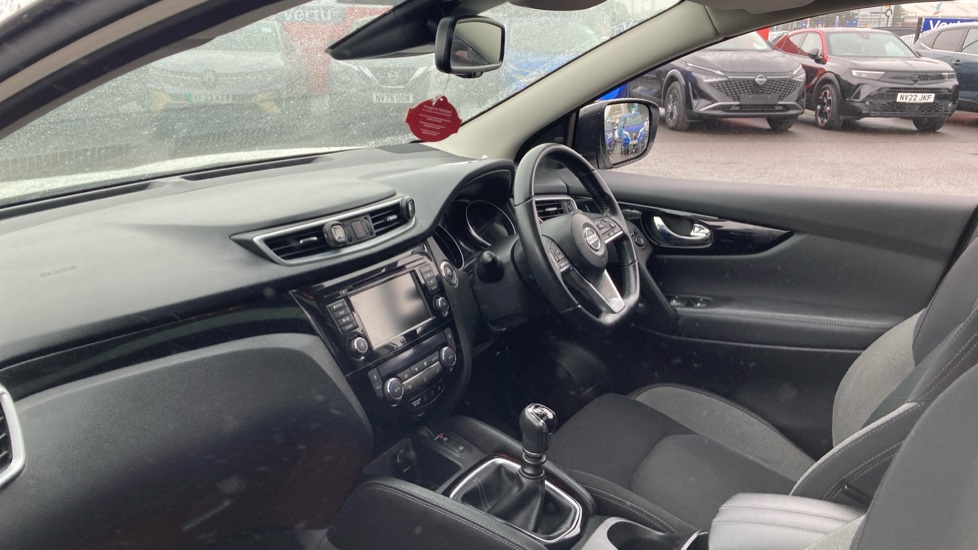 Nissan Qashqai 1.3 DiG-T N-Connecta 5dr Petrol Hatchback - Image 9