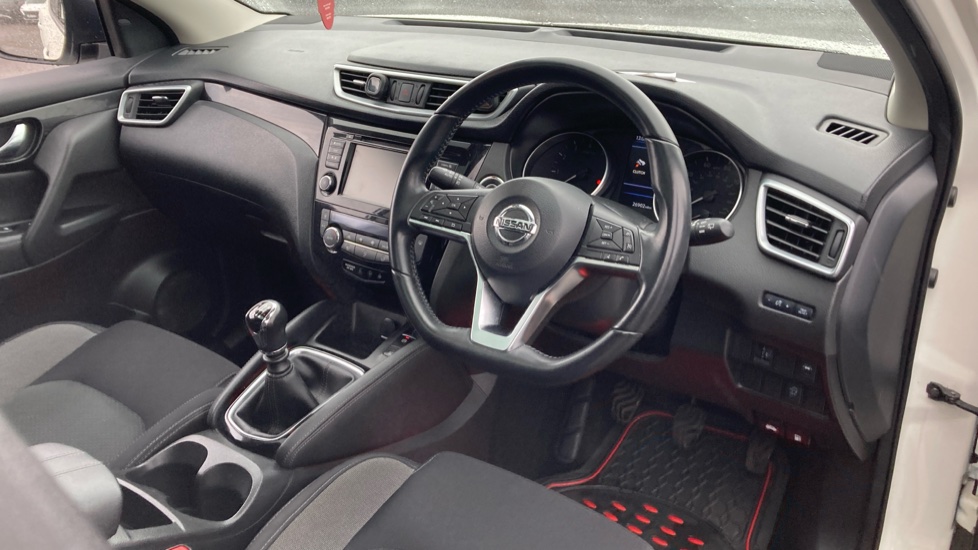 Nissan Qashqai 1.3 DiG-T N-Connecta 5dr Petrol Hatchback - Image 11