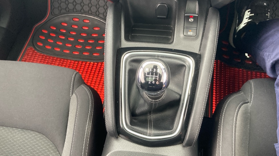Nissan Qashqai 1.3 DiG-T N-Connecta 5dr Petrol Hatchback - Image 13