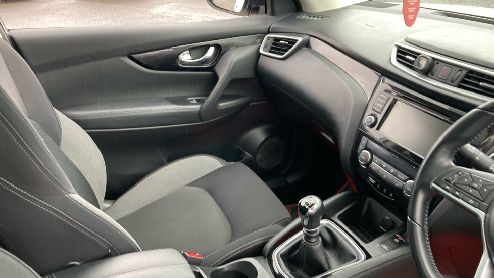 Nissan Qashqai 1.3 DiG-T N-Connecta 5dr Petrol Hatchback - Image 14