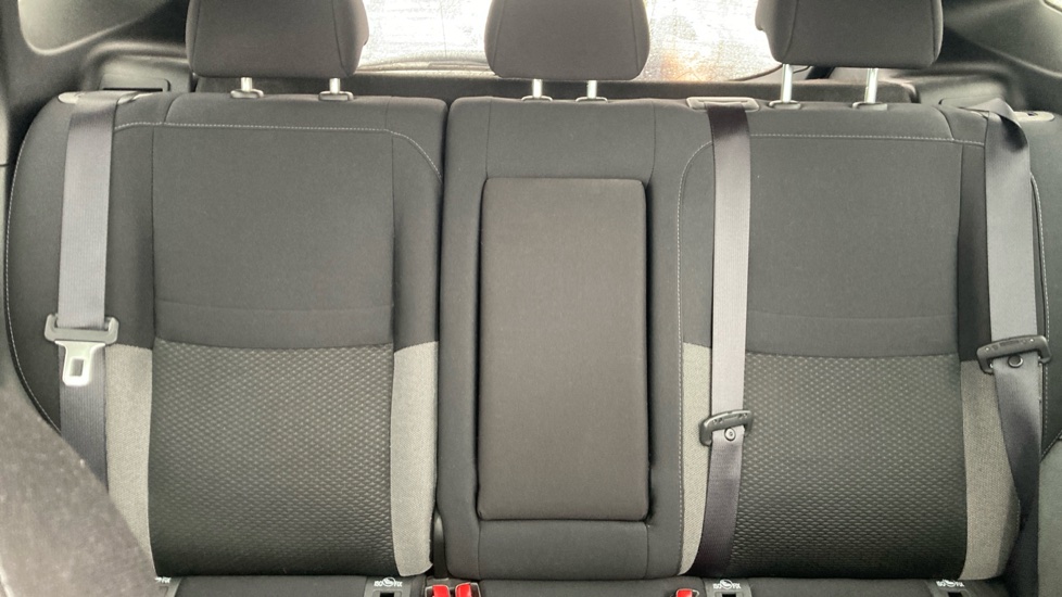 Nissan Qashqai 1.3 DiG-T N-Connecta 5dr Petrol Hatchback - Image 15