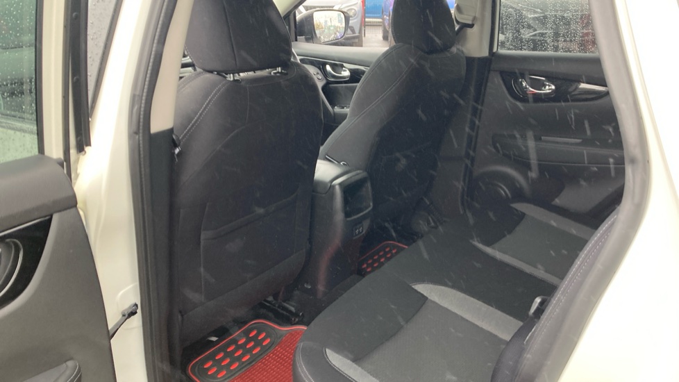 Nissan Qashqai 1.3 DiG-T N-Connecta 5dr Petrol Hatchback - Image 16