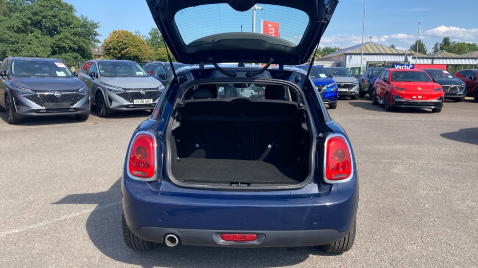 MINI Hatchback 1.5 Cooper Seven 5dr Petrol Hatchback - Image 4