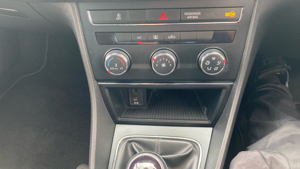 SEAT Leon 1.6 TDI SE Dynamic Technology 5dr Diesel Hatchback - Image 22