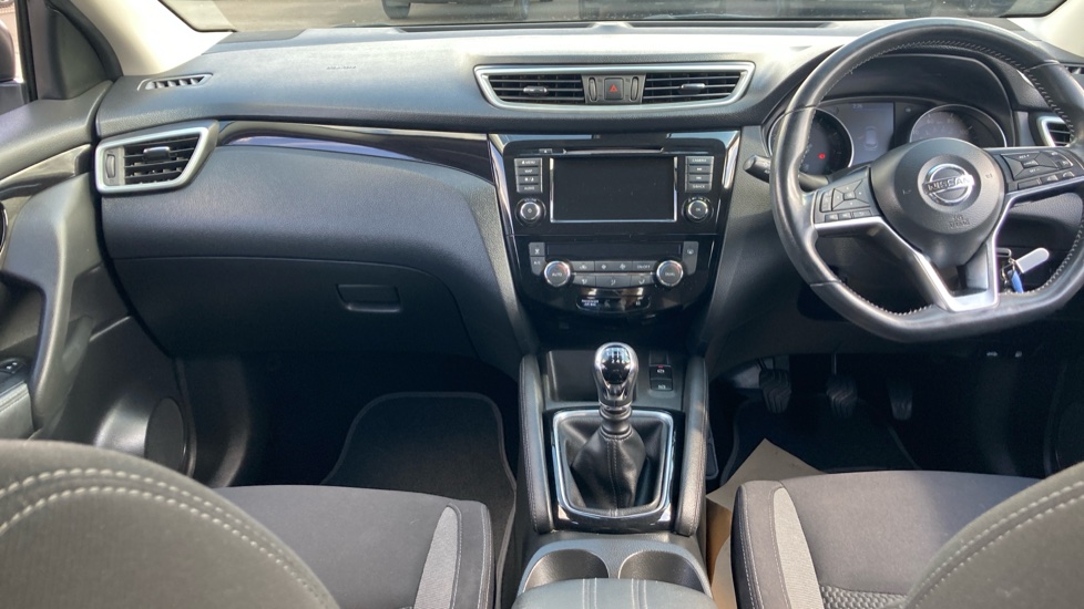 Nissan Qashqai 1.3 DiG-T Acenta Premium 5dr Petrol Hatchback - Image 10