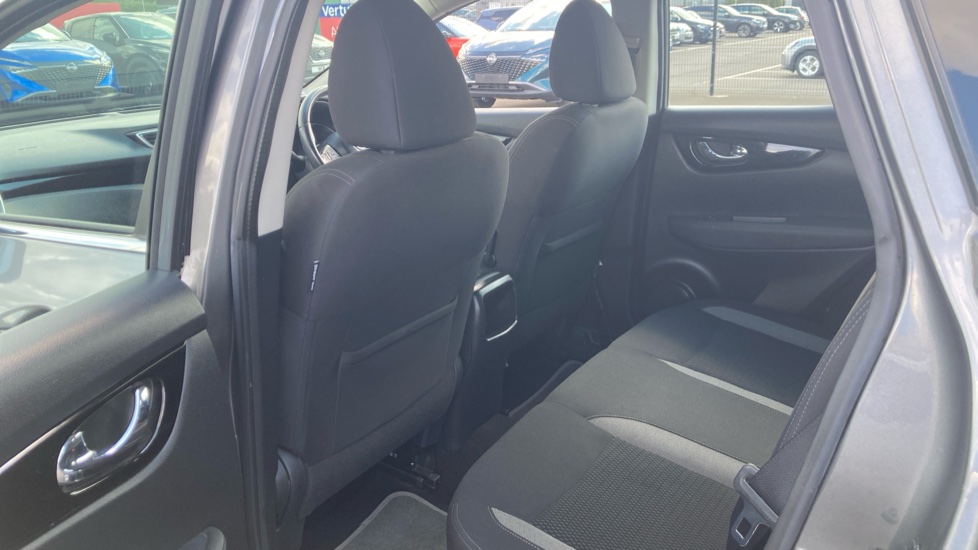 Nissan Qashqai 1.3 DiG-T Acenta Premium 5dr Petrol Hatchback - Image 16