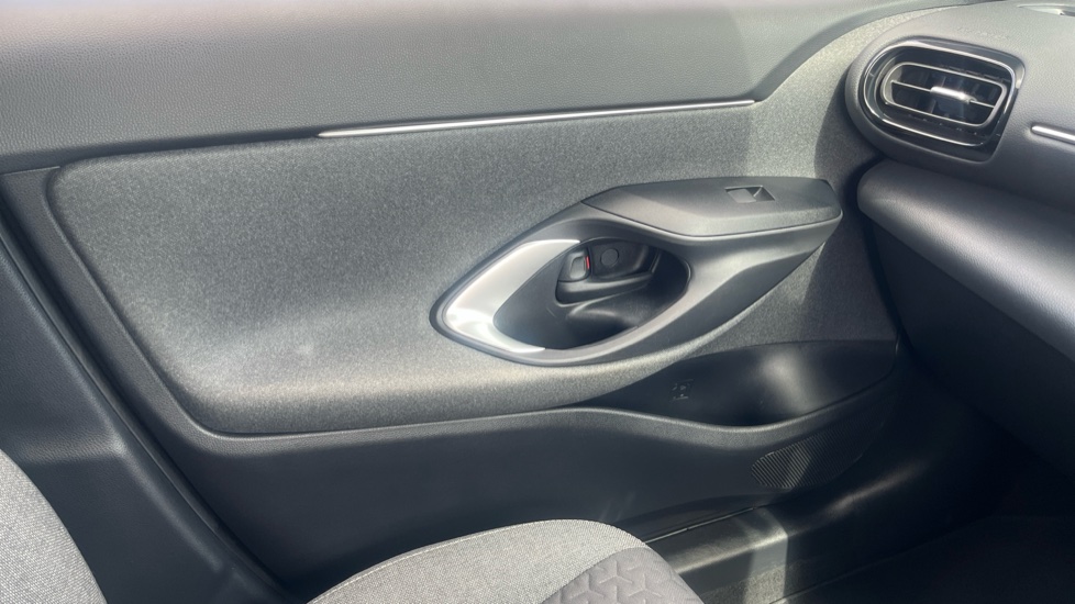 Toyota Yaris Cross 1.5 Hybrid Design 5dr CVT Hybrid Estate - Image 25