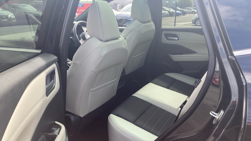 Nissan Qashqai 1.3 DiG-T MH 158 Tekna 5dr Xtronic Petrol Hatchback - Image 16