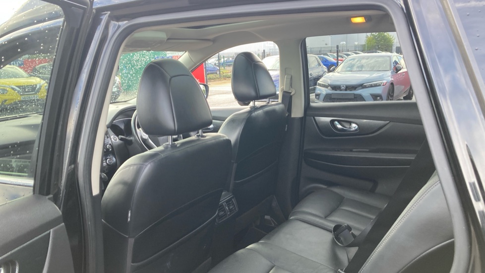 Nissan X-Trail 1.6 dCi Tekna 5dr 4WD [7 Seat] Diesel Station Wagon - Image 16