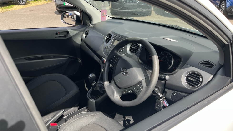 Hyundai i10 1.0 SE 5dr Petrol Hatchback - Image 11