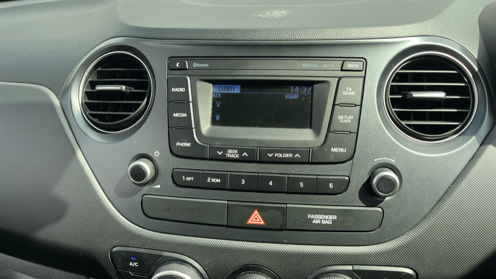 Hyundai i10 1.0 SE 5dr Petrol Hatchback - Image 12