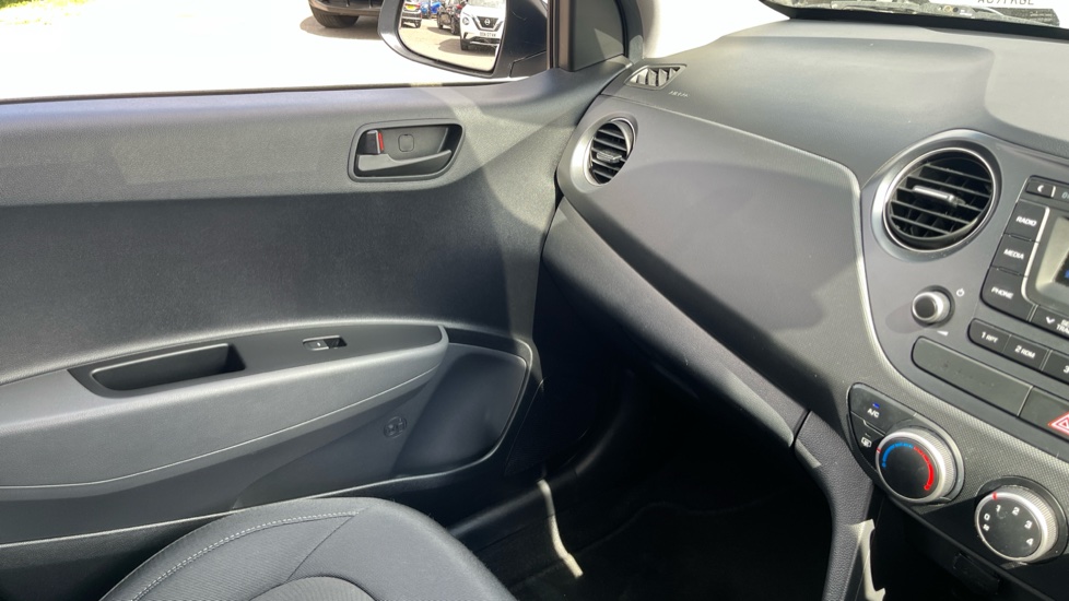 Hyundai i10 1.0 SE 5dr Petrol Hatchback - Image 14
