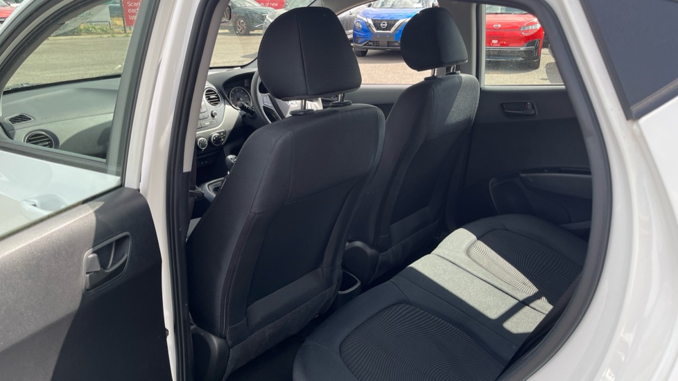 Hyundai i10 1.0 SE 5dr Petrol Hatchback - Image 16