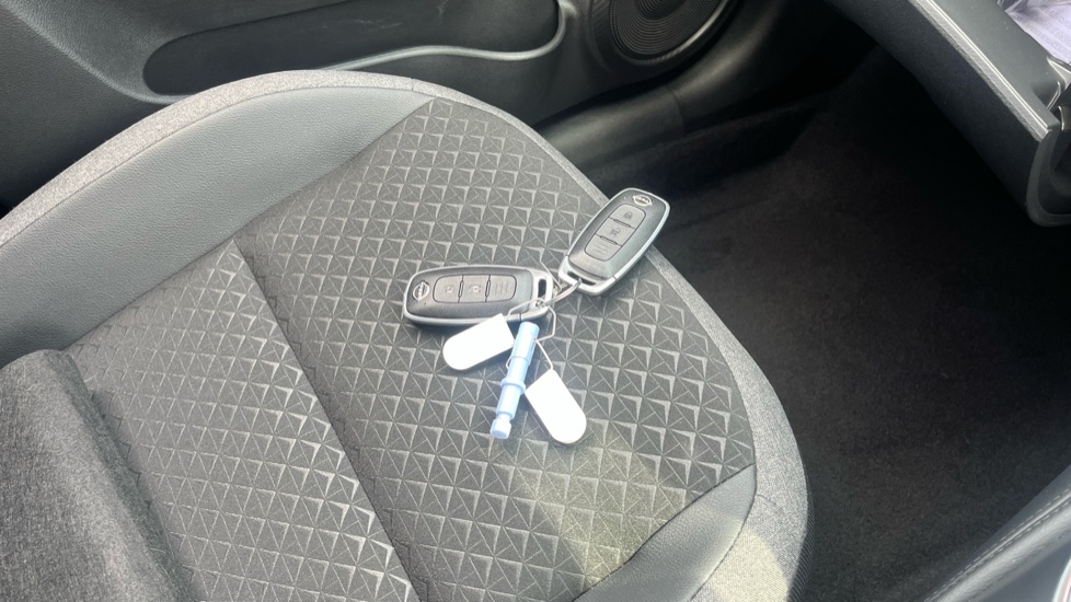 Nissan Juke 1.0 DiG-T N-Connecta 5dr Petrol Hatchback - Image 20