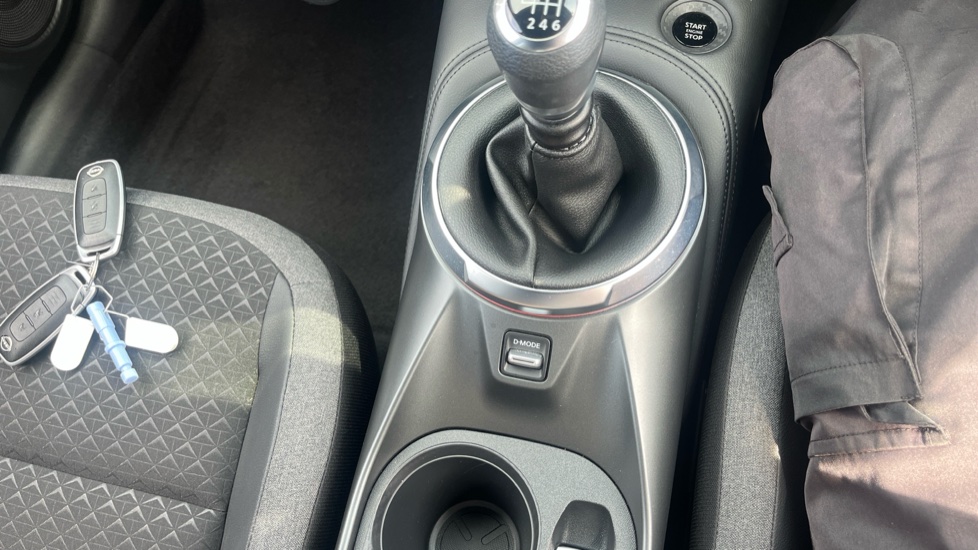 Nissan Juke 1.0 DiG-T N-Connecta 5dr Petrol Hatchback - Image 23