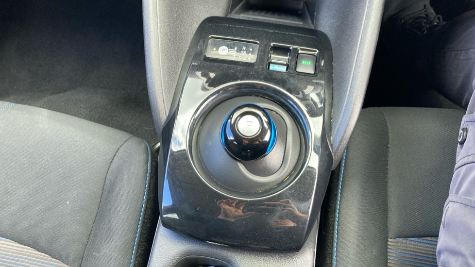 Nissan LEAF 110kW N-Connecta 39kWh 5dr Auto Electric Hatchback - Image 13