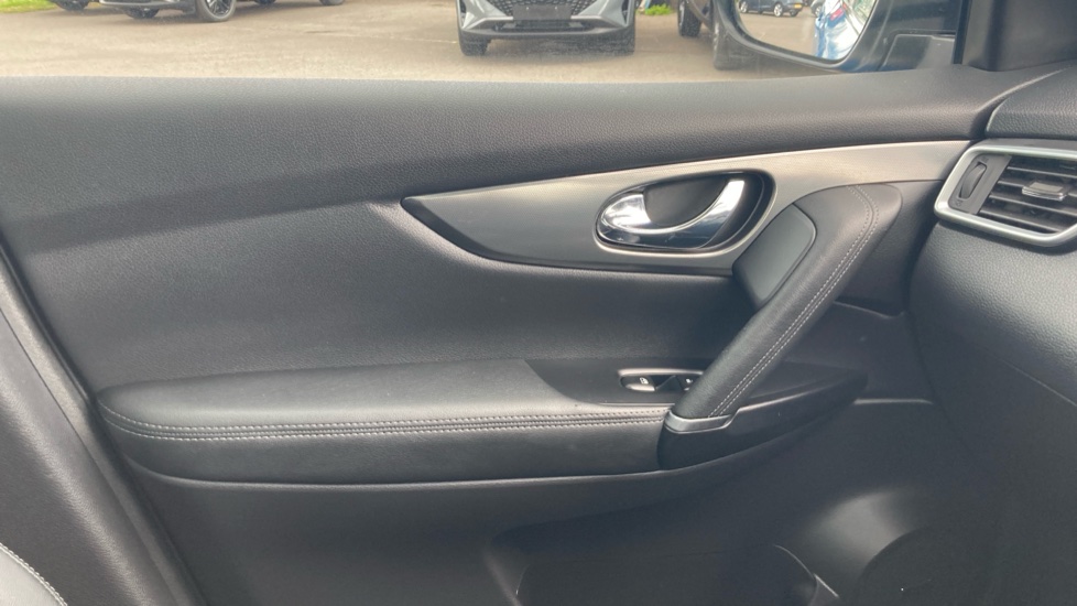 Nissan Qashqai 1.5 dCi 115 Tekna 5dr Diesel Hatchback - Image 22