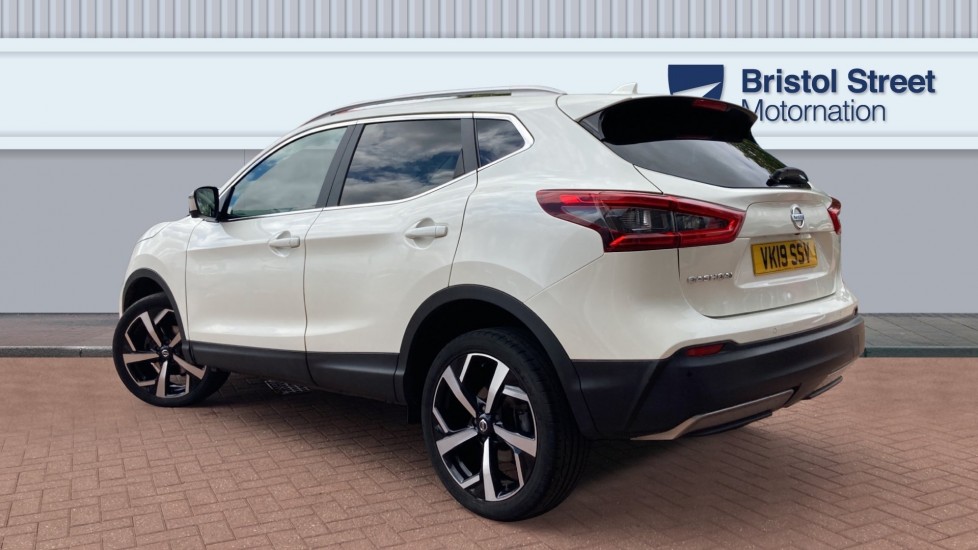 Nissan Qashqai 1.5 dCi 115 Tekna 5dr Diesel Hatchback - Image 2