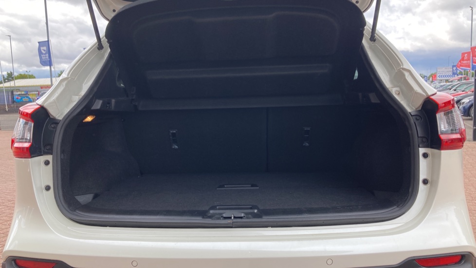 Nissan Qashqai 1.5 dCi 115 Tekna 5dr Diesel Hatchback - Image 4