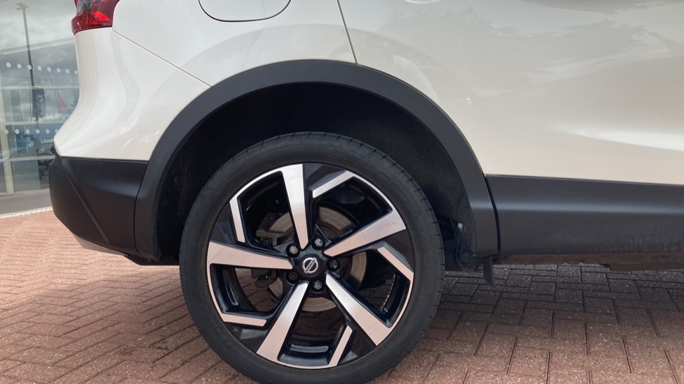 Nissan Qashqai 1.5 dCi 115 Tekna 5dr Diesel Hatchback - Image 7