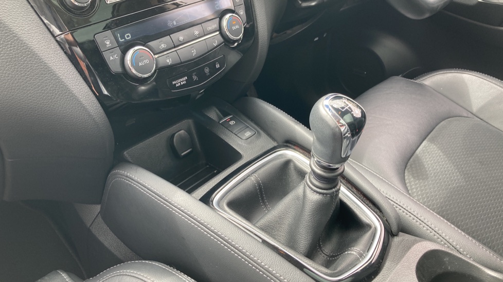 Nissan Qashqai 1.5 dCi 115 Tekna 5dr Diesel Hatchback - Image 13