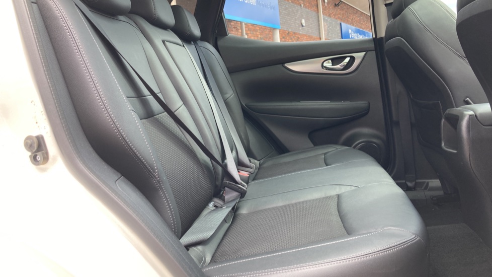 Nissan Qashqai 1.5 dCi 115 Tekna 5dr Diesel Hatchback - Image 16