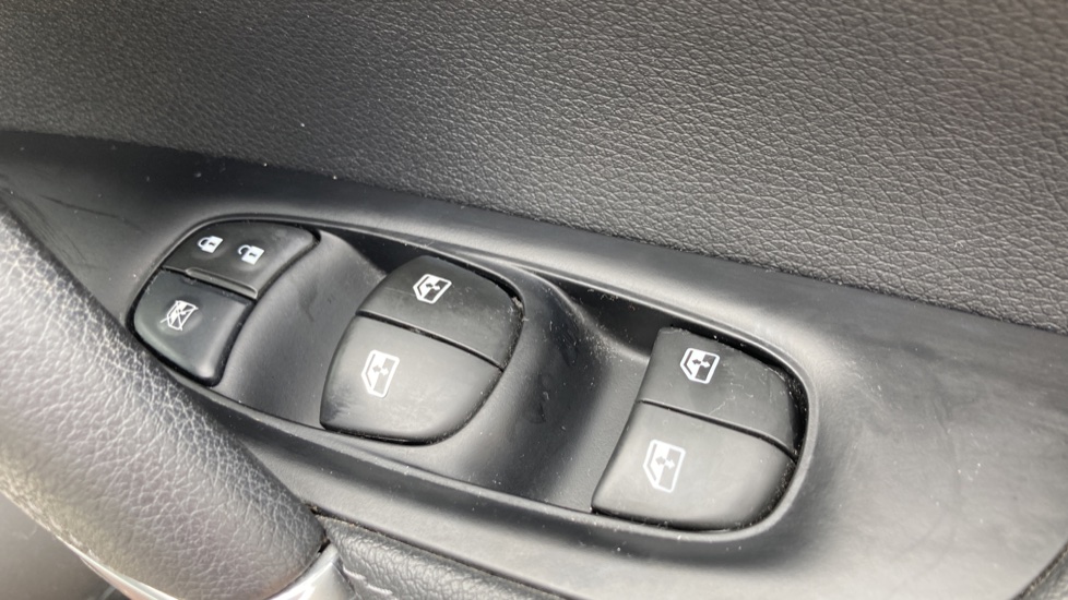 Nissan Qashqai 1.5 dCi 115 Tekna 5dr Diesel Hatchback - Image 22