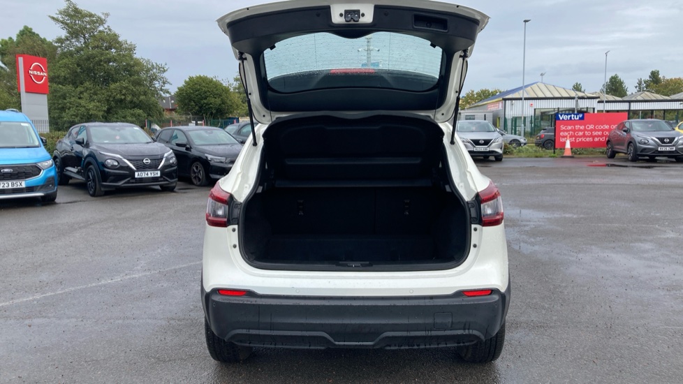 Nissan Qashqai 1.3 DiG-T Acenta Premium 5dr Petrol Hatchback - Image 4