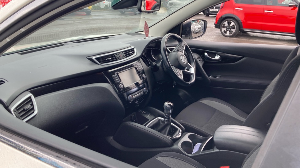 Nissan Qashqai 1.3 DiG-T Acenta Premium 5dr Petrol Hatchback - Image 9