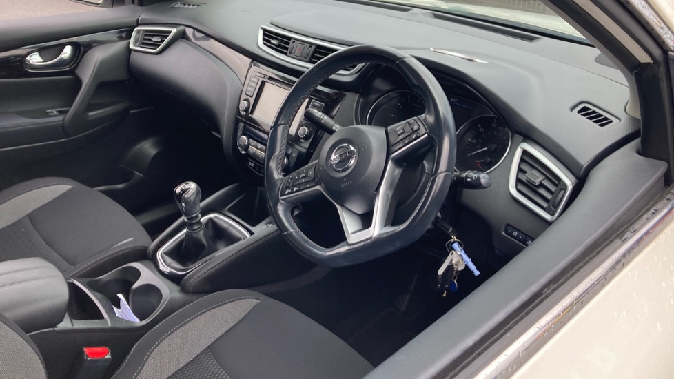 Nissan Qashqai 1.3 DiG-T Acenta Premium 5dr Petrol Hatchback - Image 11