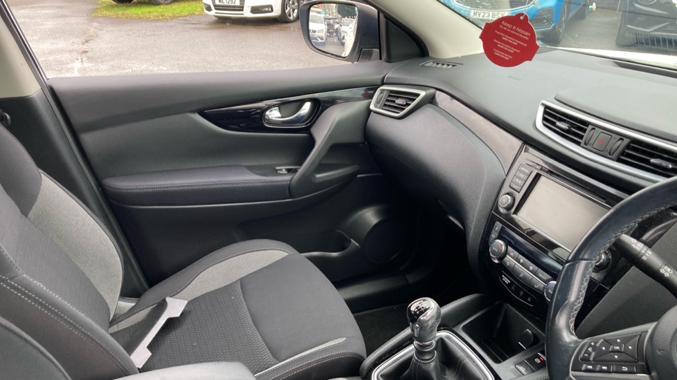 Nissan Qashqai 1.3 DiG-T Acenta Premium 5dr Petrol Hatchback - Image 14
