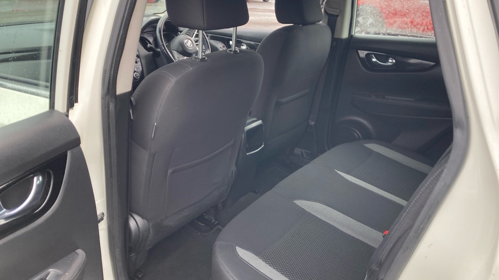 Nissan Qashqai 1.3 DiG-T Acenta Premium 5dr Petrol Hatchback - Image 16