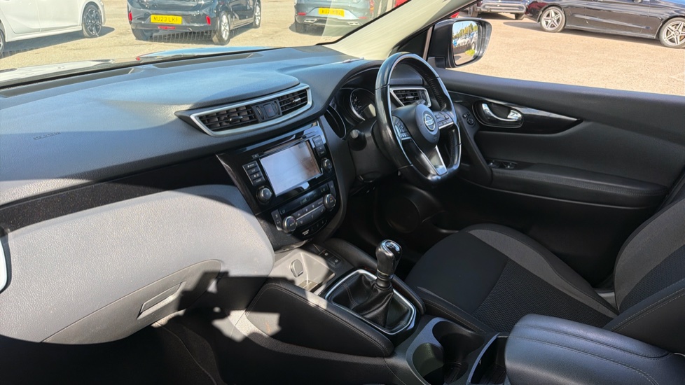 Nissan Qashqai 1.3 DiG-T Acenta Premium 5dr Petrol Hatchback - Image 11