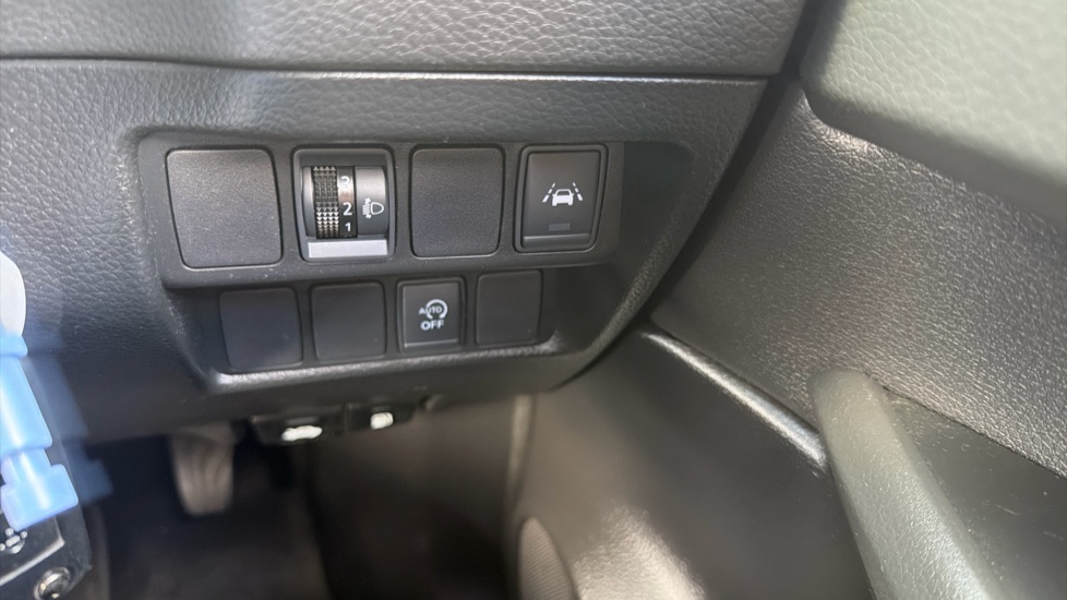 Nissan Qashqai 1.3 DiG-T Acenta Premium 5dr Petrol Hatchback - Image 23