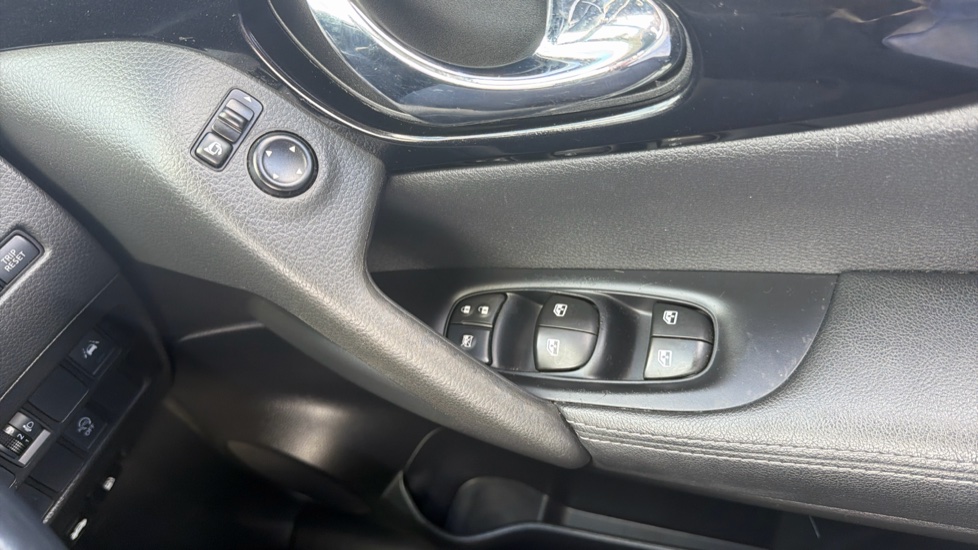 Nissan Qashqai 1.3 DiG-T Acenta Premium 5dr Petrol Hatchback - Image 24
