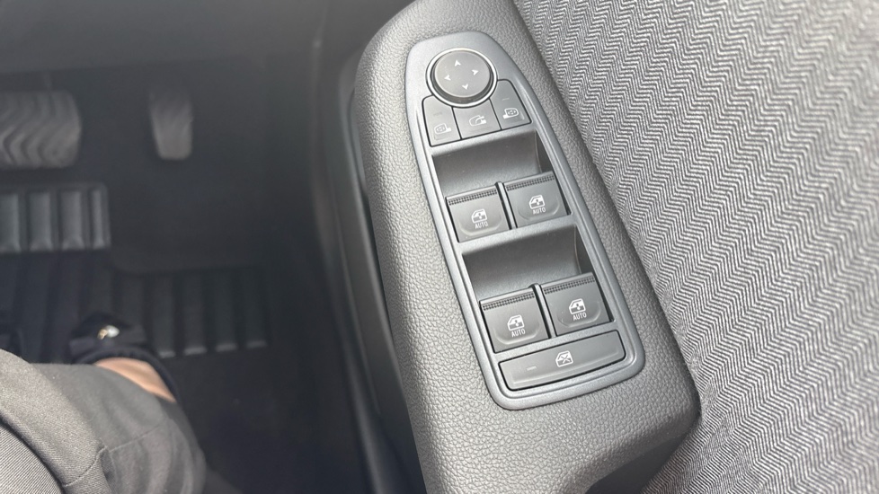 Renault Clio 1.6 E-TECH full hybrid 145 Techno+ 5dr Auto Hybrid Hatchback - Image 32