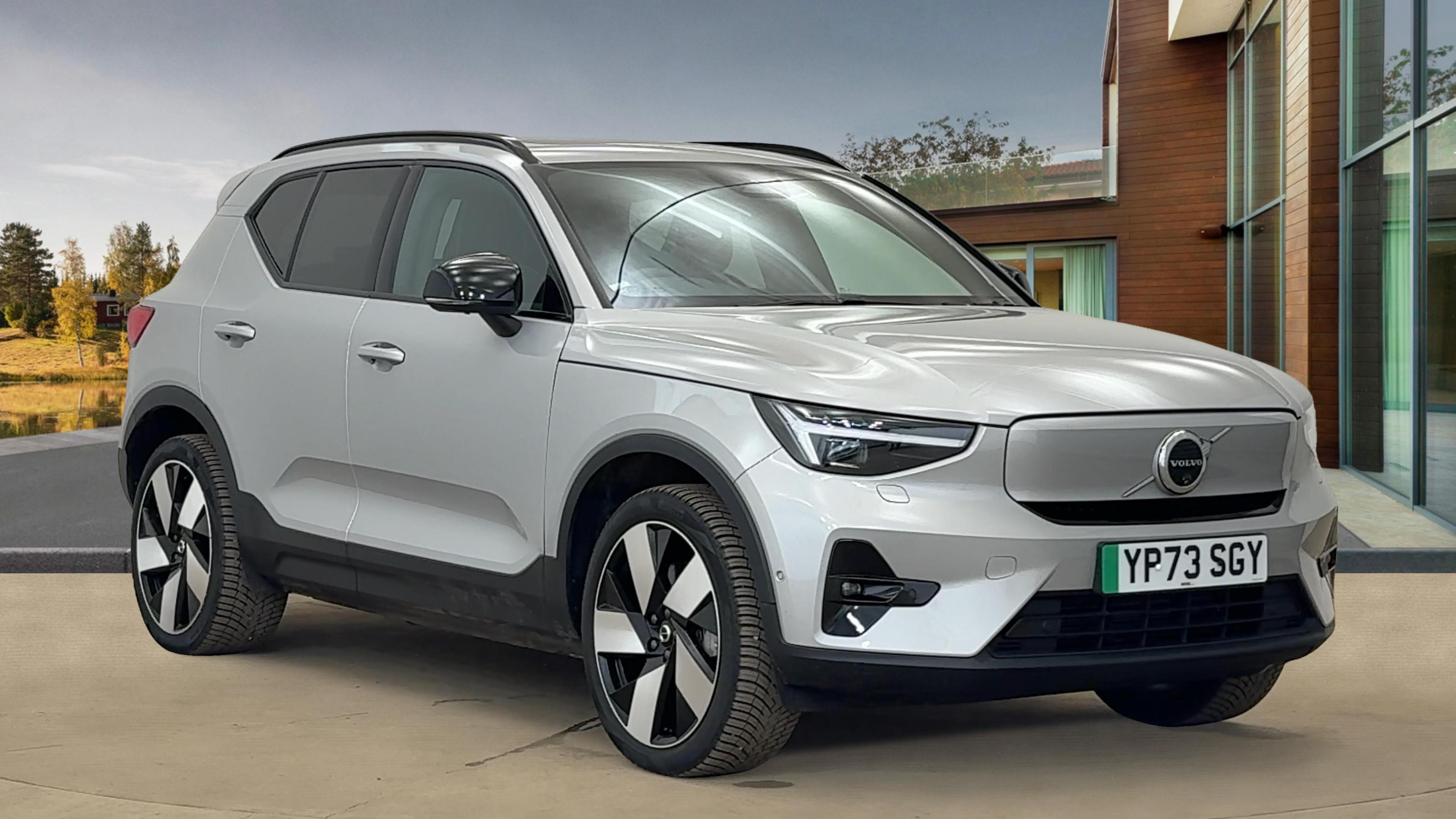 2023 VOLVO XC40