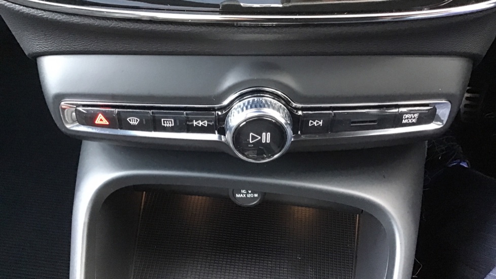 Volvo XC40 T4 FWD RDesign Pro Automatic, PANORAMIC SUNROOF, Heated Windscreen, NAV, Heated