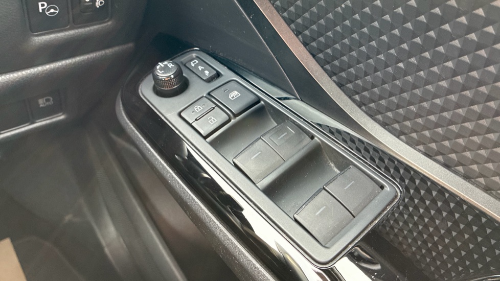 Toyota C-HR 1.8 Hybrid Design 5dr CVT Hybrid Hatchback - Image 30